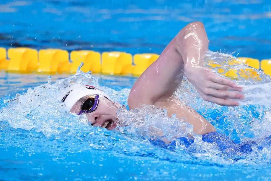 荷兰田径选手斩获接力赛冠军