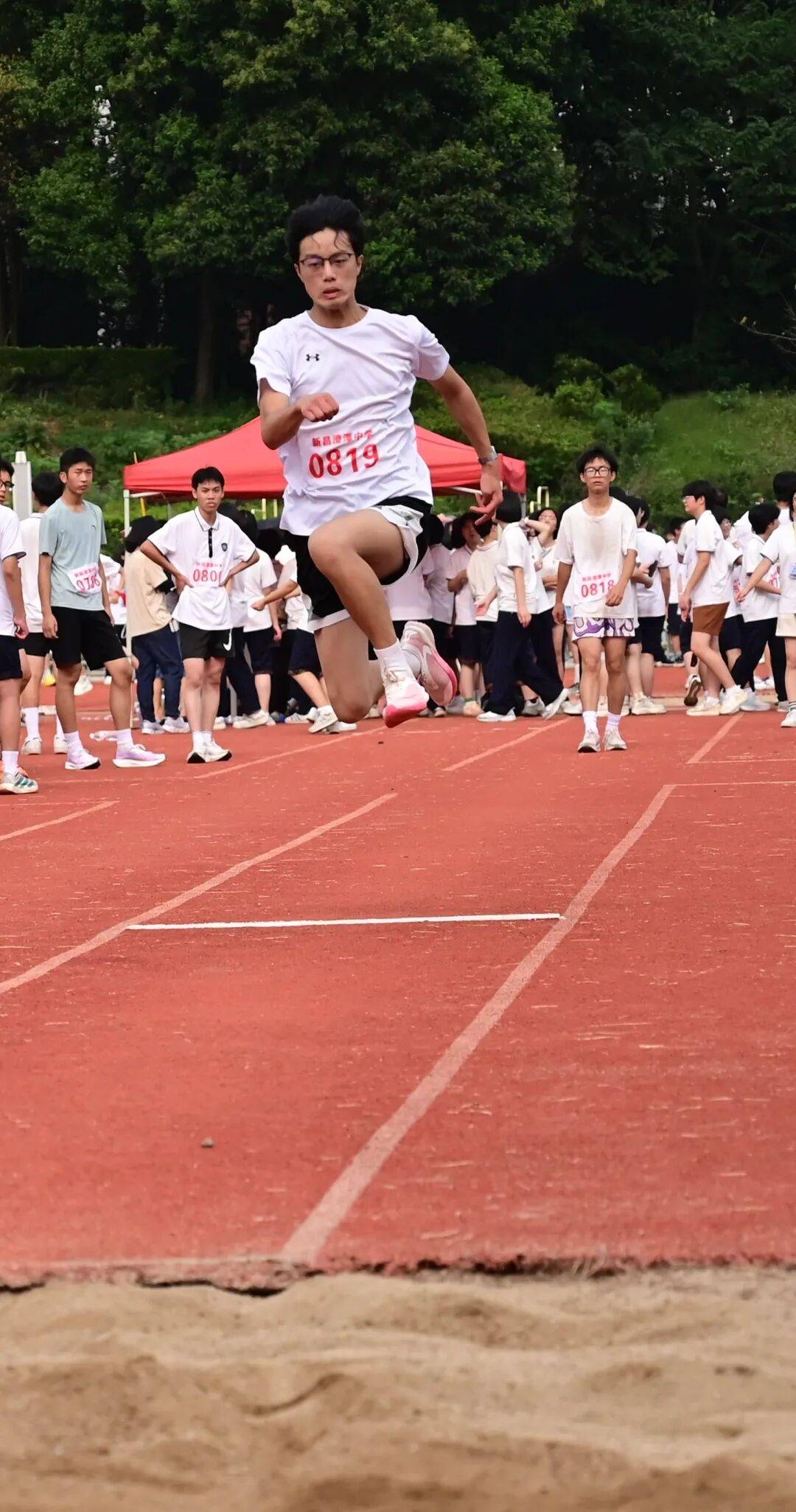 开云体育app-激烈角逐，球员奋勇拼搏争夺胜利