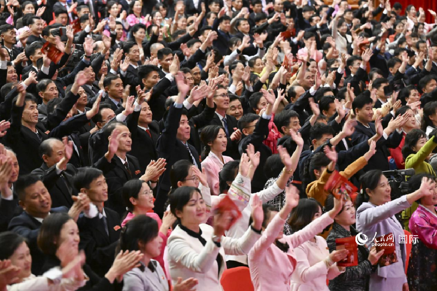 比赛中出现的精彩一幕引发观众欢呼