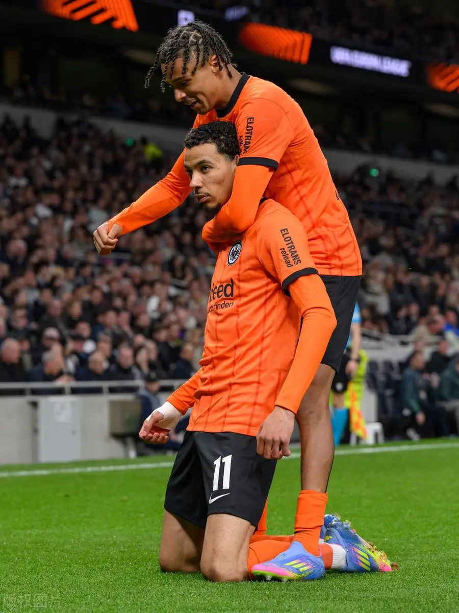 英格兰爆冷哥伦比亚，苏亚雷斯三分雨点燃全场